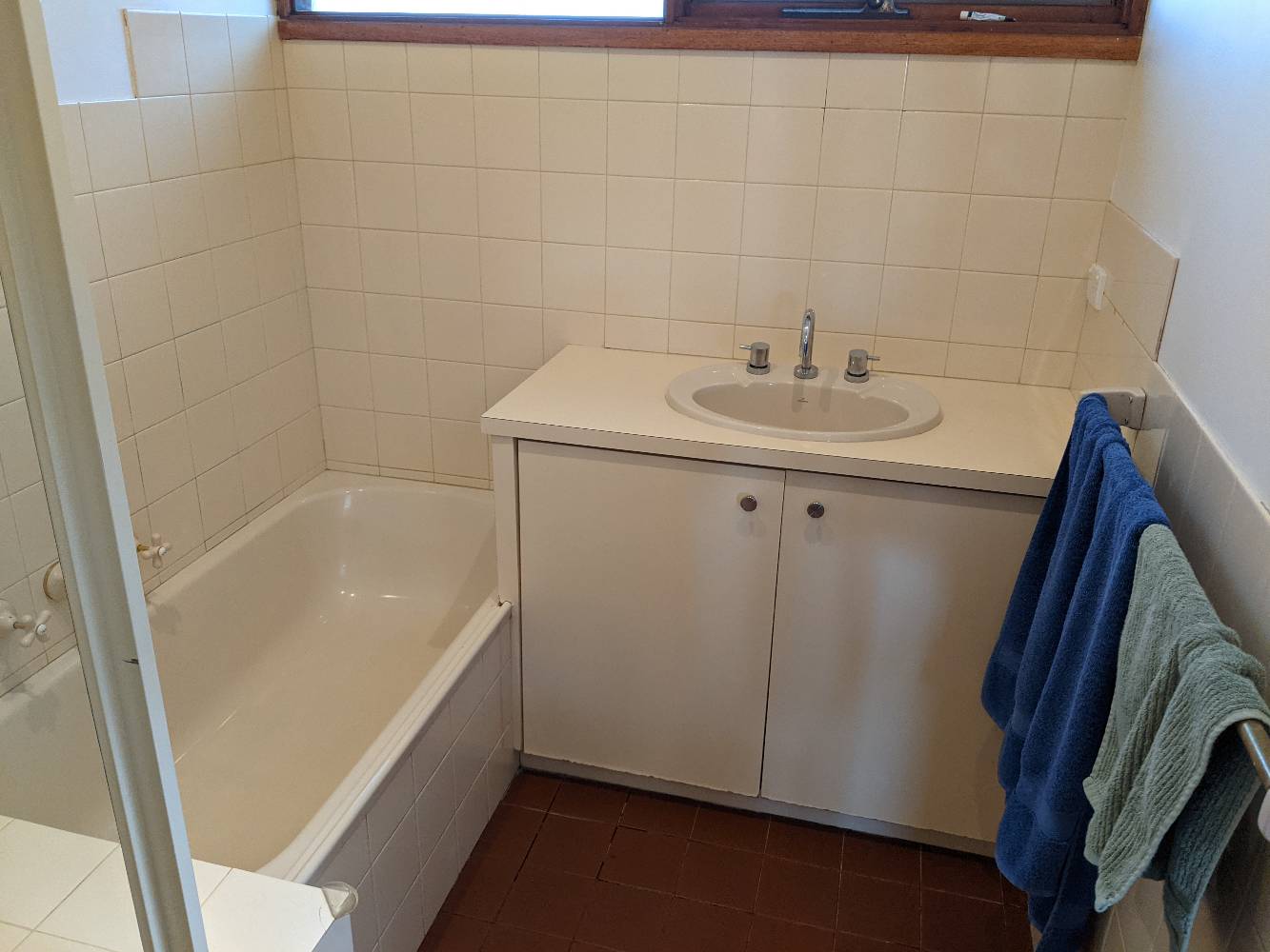 Main bathroom with shower, bath, separate toilet