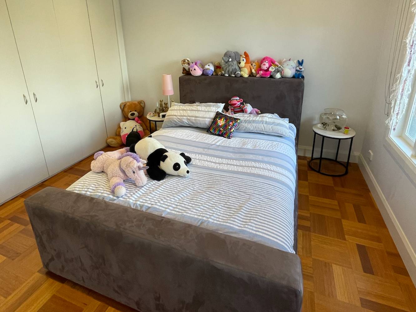childrens bedroom with queen bed