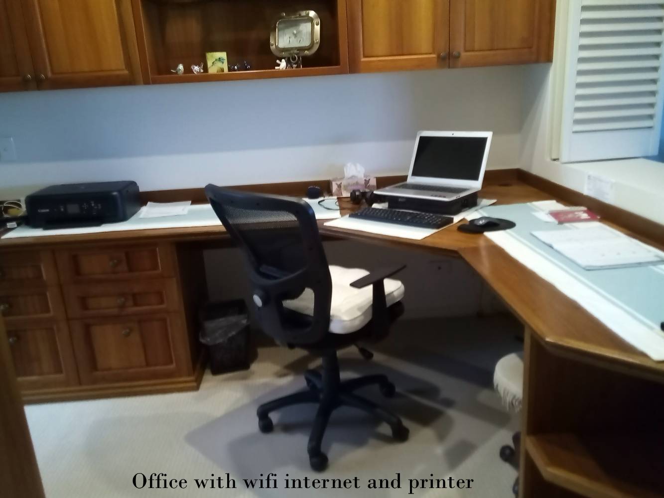 Office with wifi internet and printer
