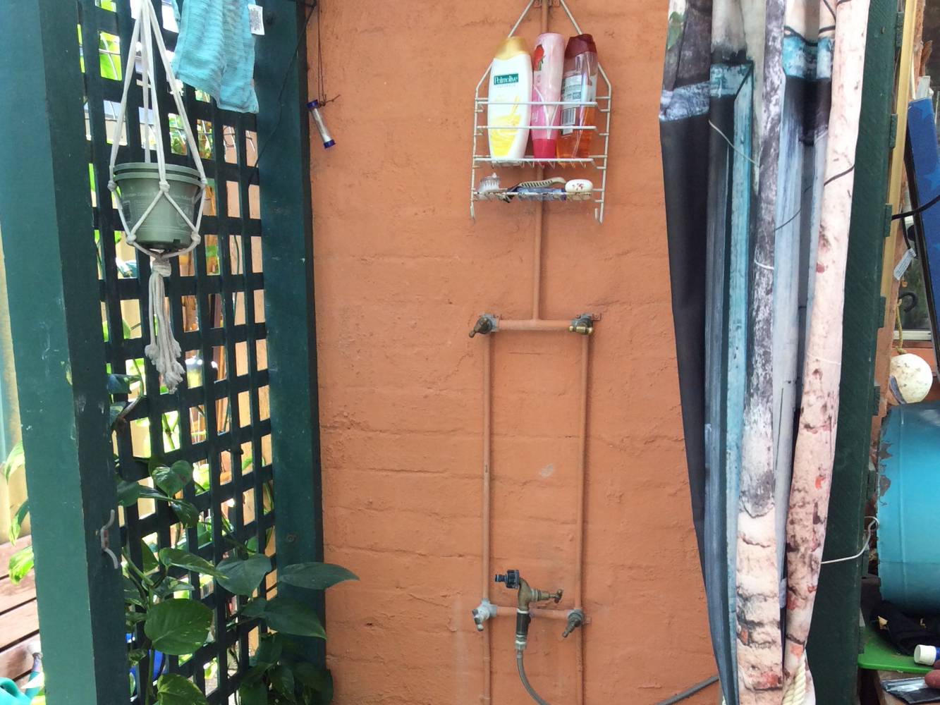 Outdoor shower (second bathroom) has hot and cold water