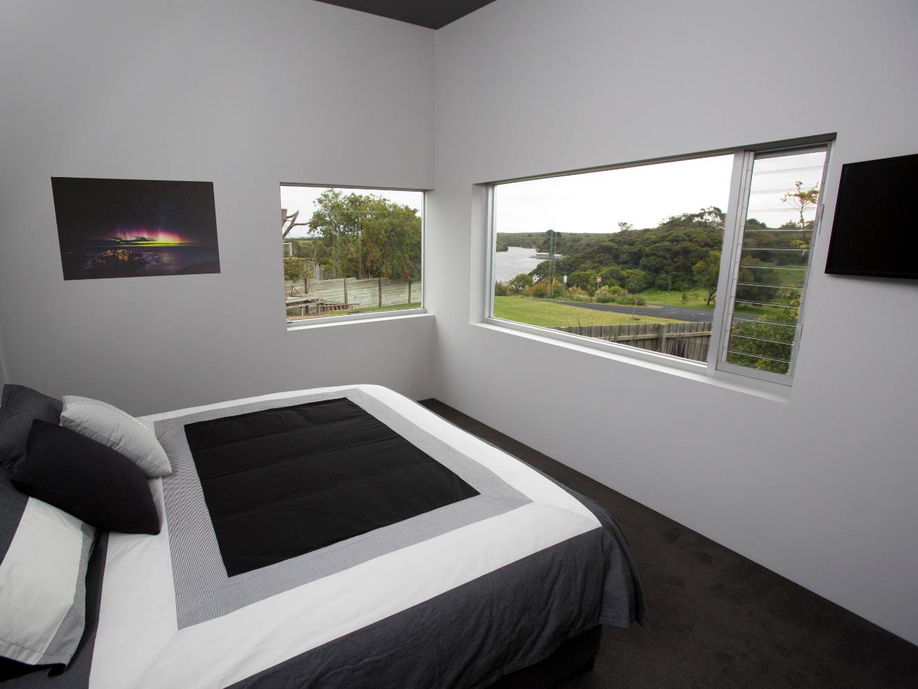 Master bedroom, king bed, river views, smart tv/Netflix & Stan, ensuite with heated floor.
