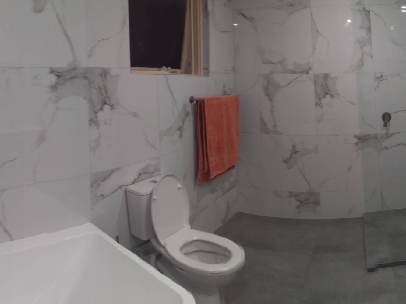 Main Bath/room twin sinks, toilet, shower, bathtuh