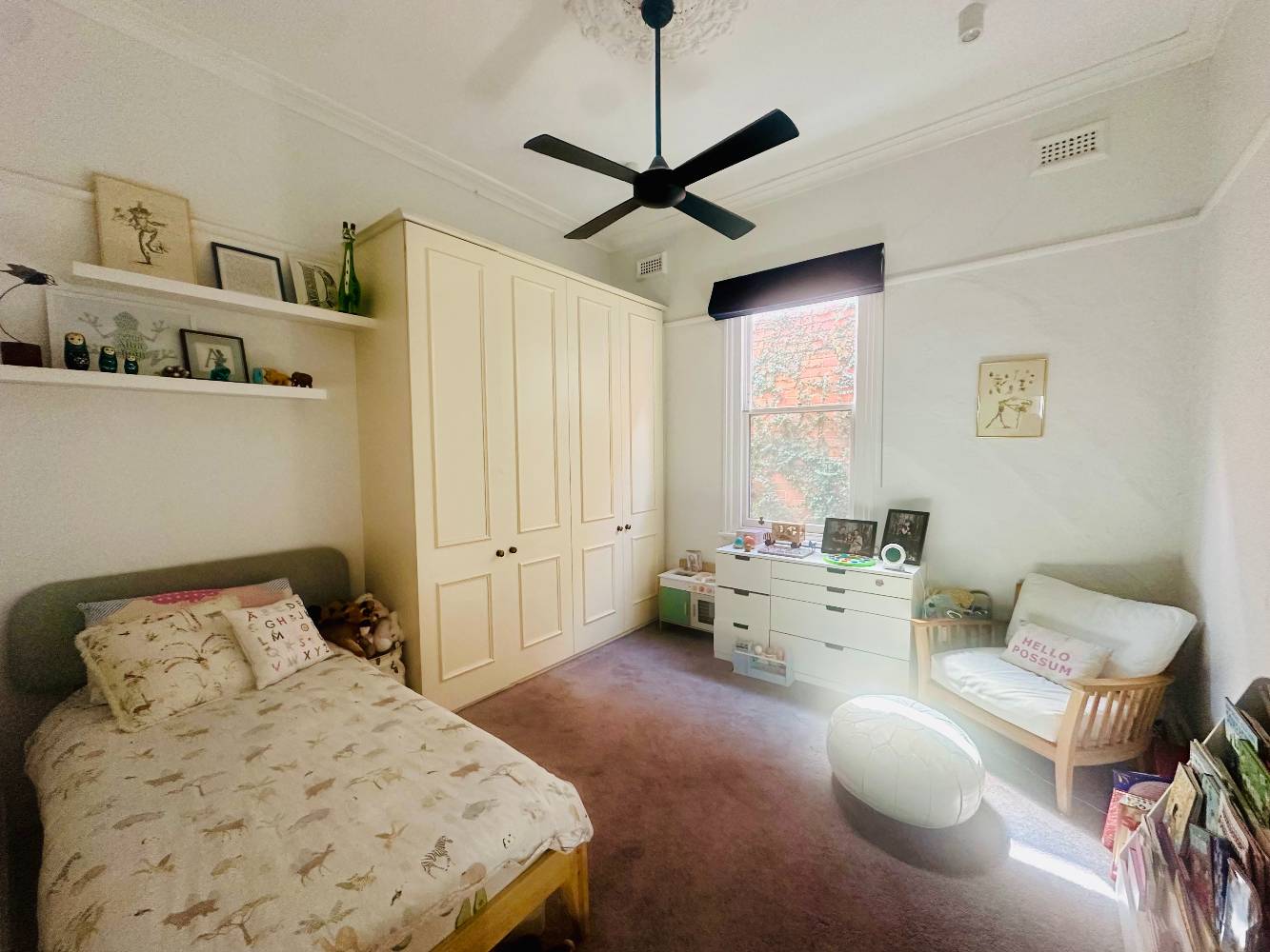 Bedroom with single bed