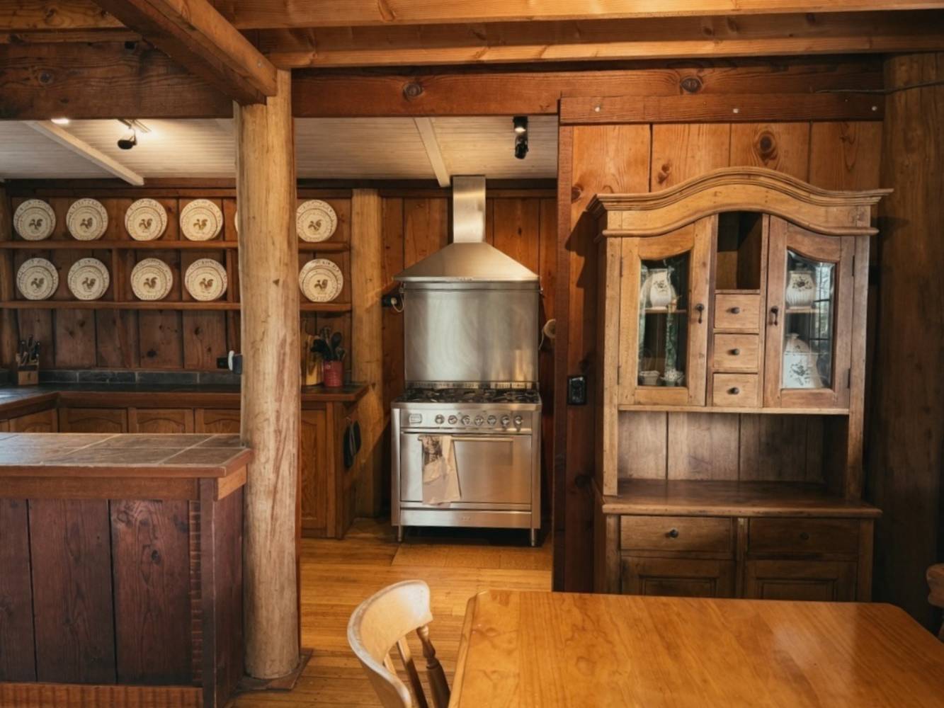 Kitchen & Dining