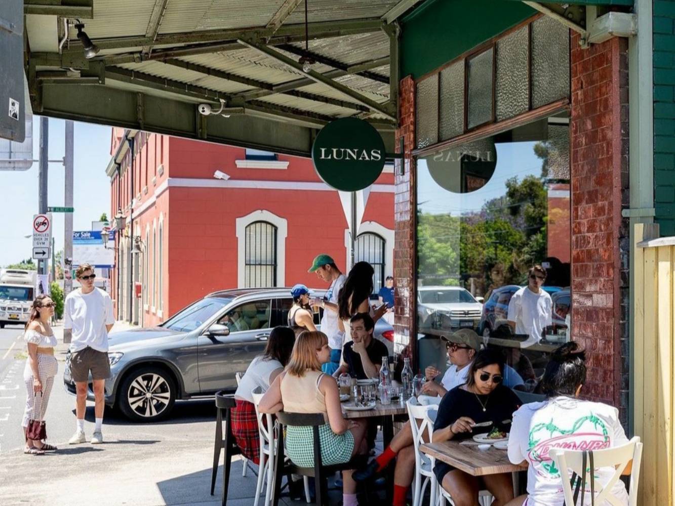 many foodie hotspots walking distance