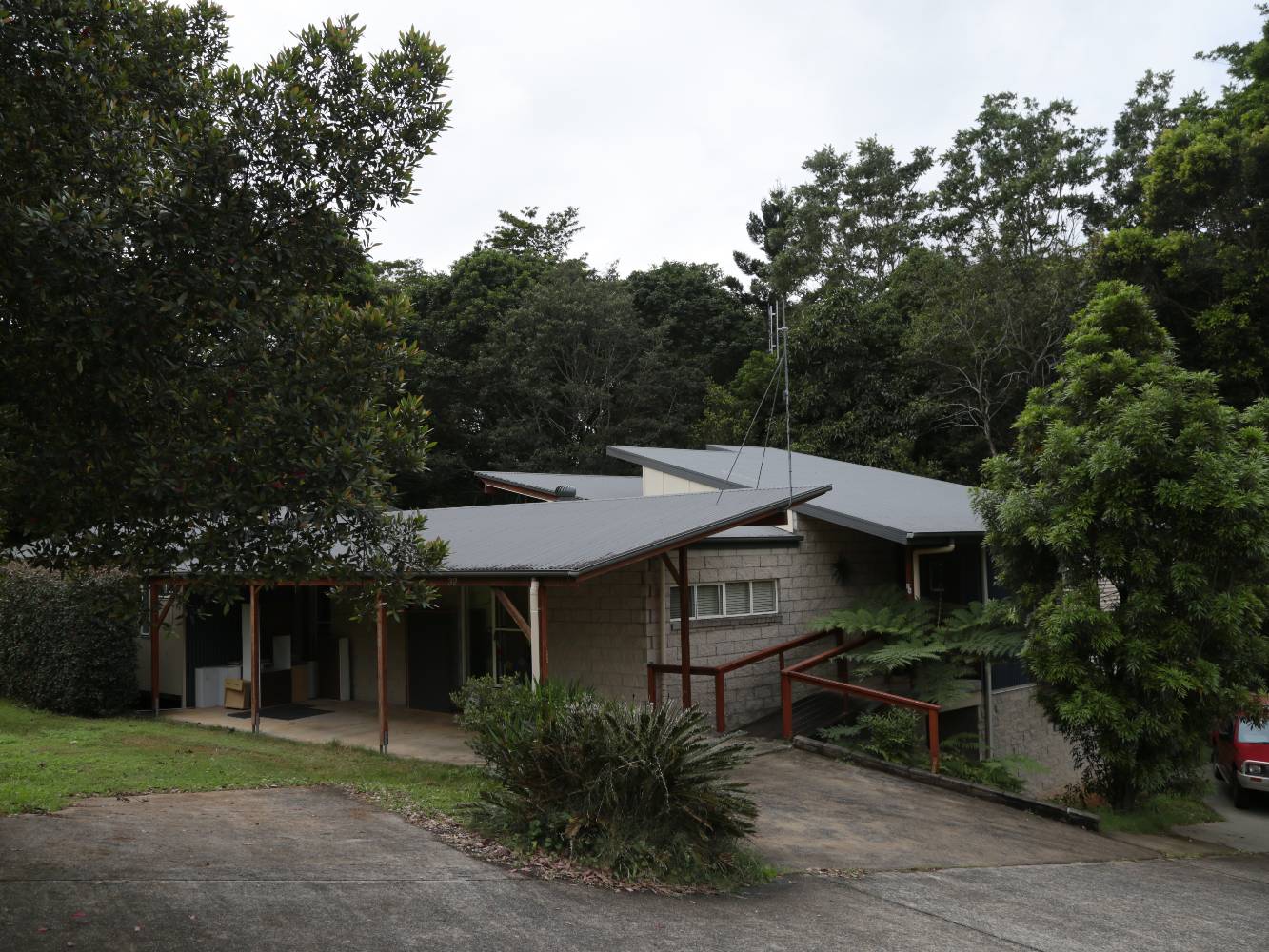 Large stylish residence with 4 car parks.
