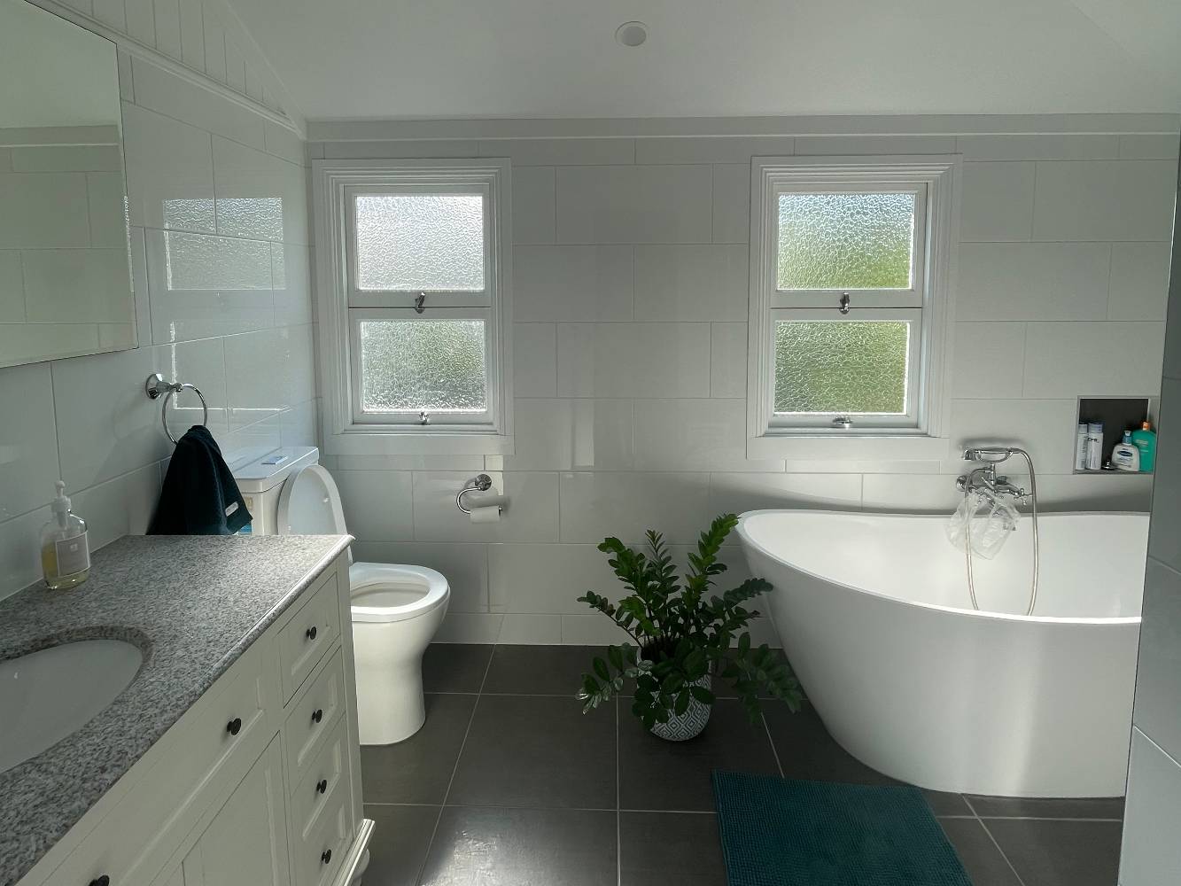 Bathroom (upstairs)