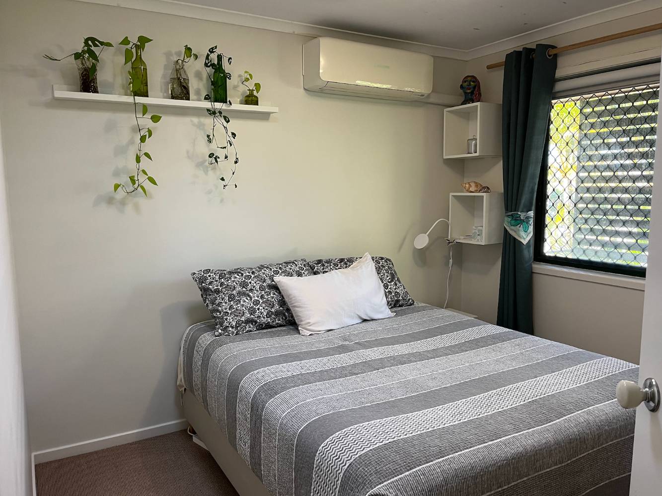 Queen bedroom - upstairs