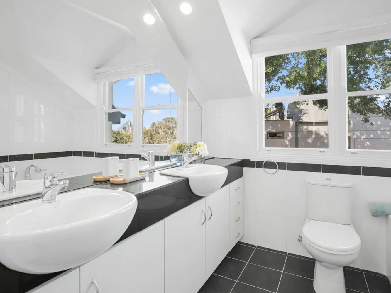 Main bathroom (with bathtub)