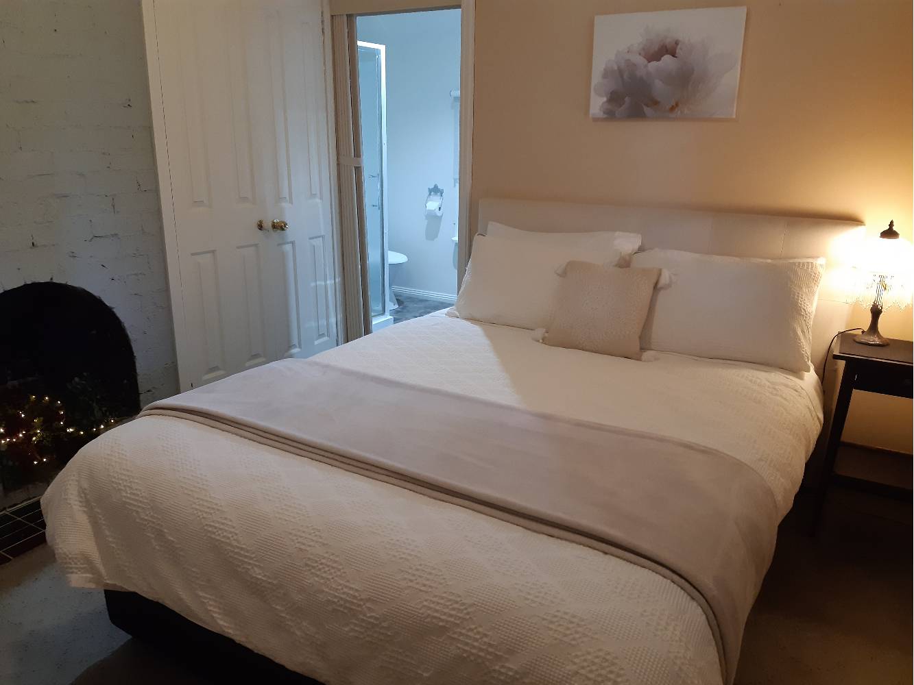 Ensuit with privacy door- Comfy Queen bed