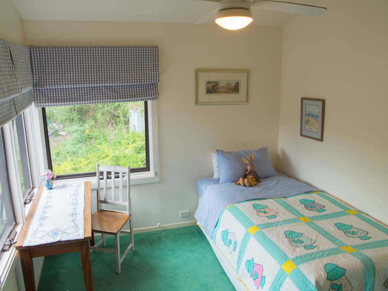 bedroom trundle bed underneath