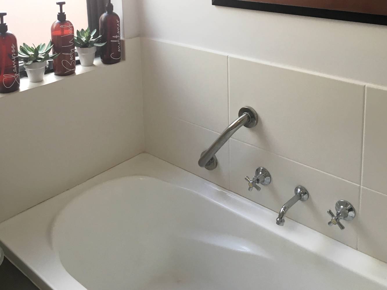 Bathtub in main bathroom